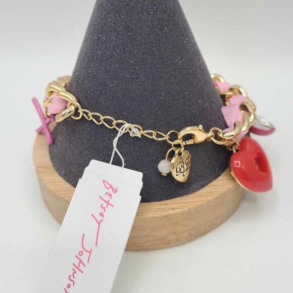 Betsey Johnson Pink Red Gold Tone Hugs & Kisses Charm Bracelet NWT! NEW! - Picture 3 of 8